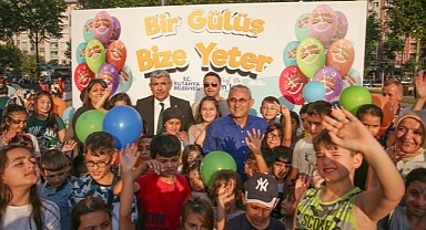 "Bir Gülüş Bize Yeter" büyük bir çoşkuyla karşılandı