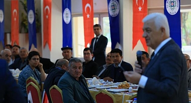 Büyükşehir muhtarlar masasında muhtarların yanında