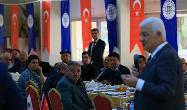 Büyükşehir muhtarlar masasında muhtarların yanında