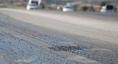 Denizli'de asfalt sıcaktan eridi