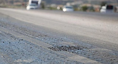 Denizli'de asfalt sıcaktan eridi