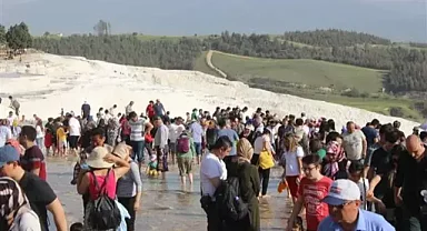 Denizli'de beyaz cennet Pamukkale'de turnike kuyruğu