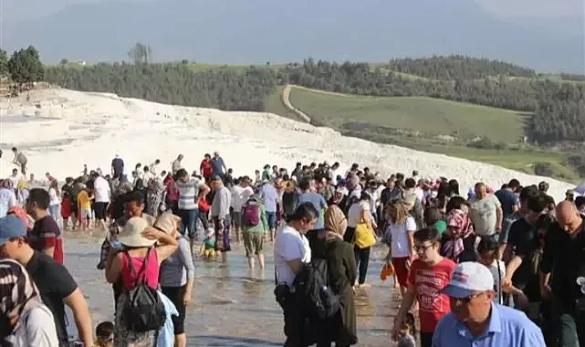 Denizli'de beyaz cennet Pamukkale'de turnike kuyruğu