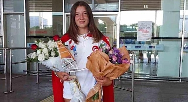 Dünya şampiyonu Defne, memleketi Buldan'ı gururlandırdı