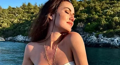 Fahriye Evcen bikinili fotoğrafları ile beğeni topladı