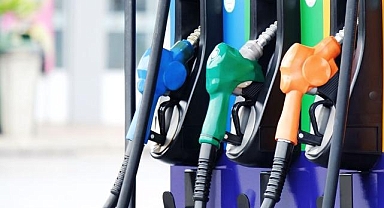 Gece yarısından itibaren uygulanan güncelleme ile motorin fiyatları 1 lira 52 kuruş düşüş gösterdi.