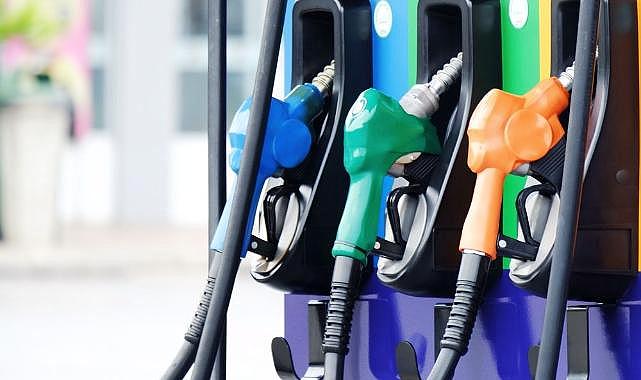 Gece yarısından itibaren uygulanan güncelleme ile motorin fiyatları 1 lira 52 kuruş düşüş gösterdi.