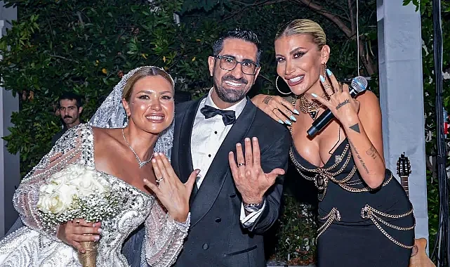 İrem Derici&#039;ye sahnede yüzük taktılar
