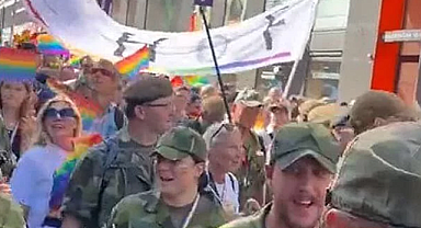 İsveç ordusu LGBT'lileri desteklemek için yürüyüşe katıldı