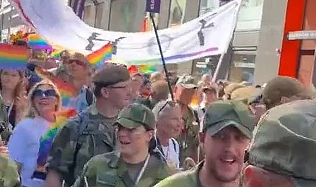 İsveç ordusu LGBT&#039;lileri desteklemek için yürüyüşe katıldı