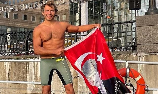 İzmirli Emre'den ABD'de zafer kulacı
