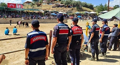 Jandarma boğa güreşlerinde kuş uçurtmadı