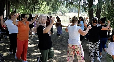 Kadınlar yaz kampı keyfini Harmandalı ile çıkardı