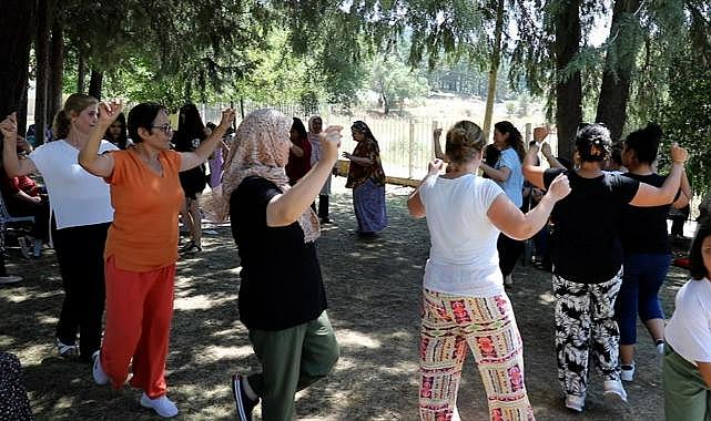 Kadınlar yaz kampı keyfini Harmandalı ile çıkardı