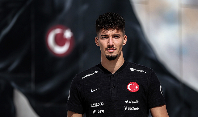 Manchester United'a transfer olan Altay Bayındır'ı, Ali Koç uğurladı