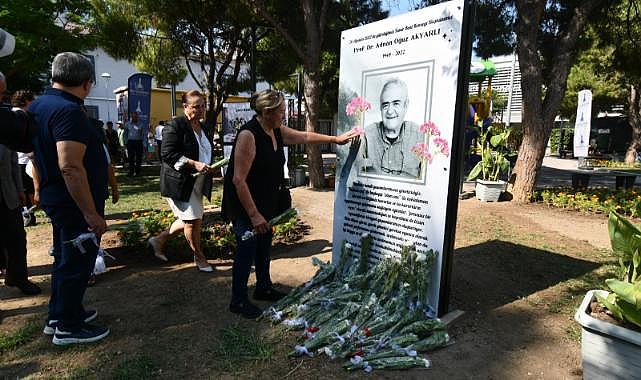 Merhum Akyarlı İzmir Kent Konseyi Parkı'nda anıldı