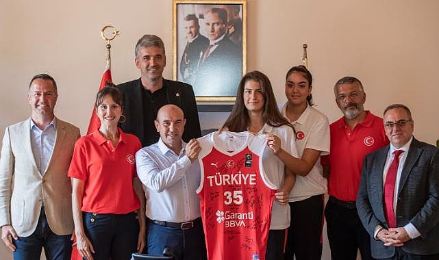 Milli takım oyuncularından Başkan Soyer’e kupa sözü