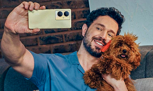 Murat Boz köpeğiyle reklam filminde oynadı