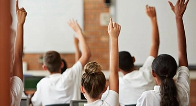 Okul kıyafetleri ile ilgili dikkat çeken karar!
