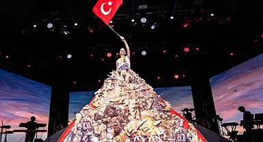 Simge 30 Ağustos için tasarlanan dev elbiseyle sahnede