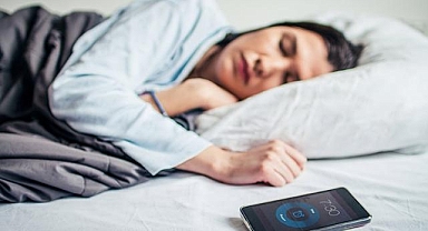 Telefonlarını yastığının altına koyanlar dikkat: Apple, kullanıcılarına yönelik çağrıda bulundu!