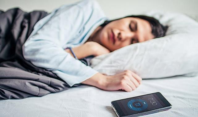 Telefonlarını yastığının altına koyanlar dikkat: Apple, kullanıcılarına yönelik çağrıda bulundu!