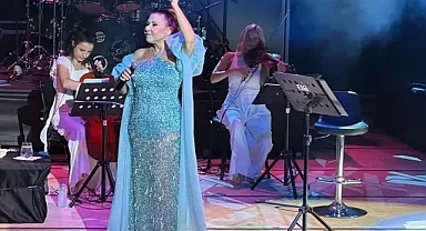 Yılların eskitemediği isim Nilüfer, Marmaris'te konser verdi