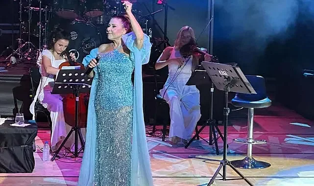 Yılların eskitemediği isim Nilüfer, Marmaris&#039;te konser verdi