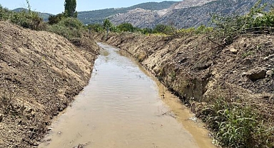 Yukarıçobanisa Mahallesinde dere temizliği yapıldı
