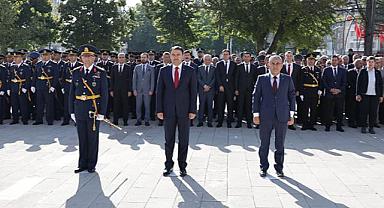 Zafer Bayramı etkinlikleri çelenk sunumu ile başladı
