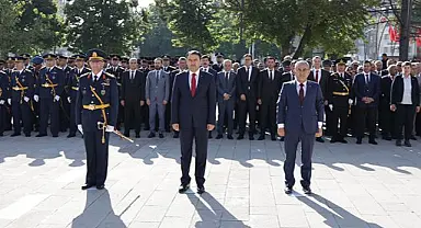 Zafer Bayramı etkinlikleri çelenk sunumu ile başladı