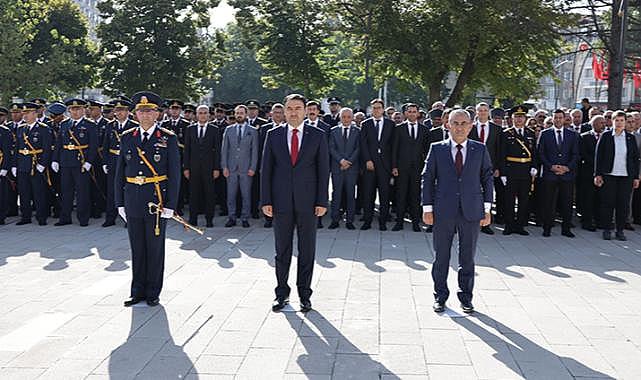 Zafer Bayramı etkinlikleri çelenk sunumu ile başladı