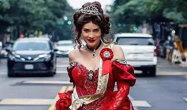 Ayça Varlıer kraliçe rolüyle New York'ta