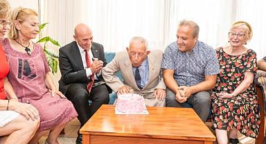 Başkan Soyer asırlık çınar İsmail İnceboy’u ziyaret etti