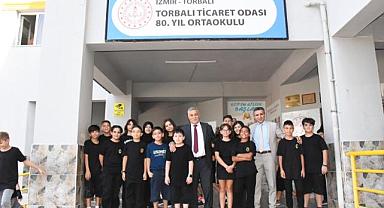 Başkan Tekin, okulun ilk günü öğrencileri yalnız bırakmadı