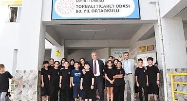 Başkan Tekin, okulun ilk günü öğrencileri yalnız bırakmadı