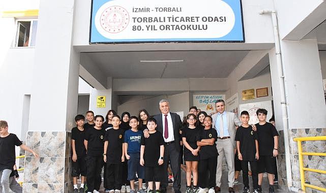 Başkan Tekin, okulun ilk günü öğrencileri yalnız bırakmadı