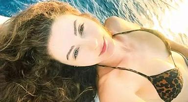 Burcu Özberk siyah bikinisiyle poz verdi: