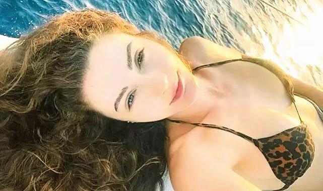 Burcu Özberk siyah bikinisiyle poz verdi: "İyi gelmez mi..."