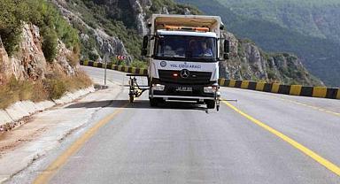 Büyükşehir ekipleri sarı çizgilerle yollarda