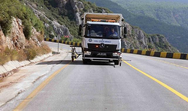 Büyükşehir ekipleri sarı çizgilerle yollarda