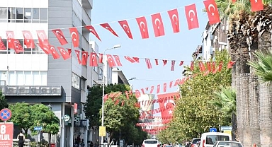 Büyükşehir, Manisa'yı Türk Bayrağıyla donattı