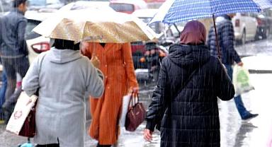 Denizli'de kuvvetli yağış sonrası ilçe sokakları dereye döndü