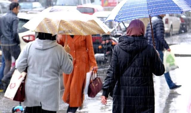 Denizli'de kuvvetli yağış sonrası ilçe sokakları dereye döndü