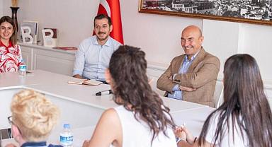 Görme engelli milli takım sporcuları Başkan Soyer’i ziyaret etti