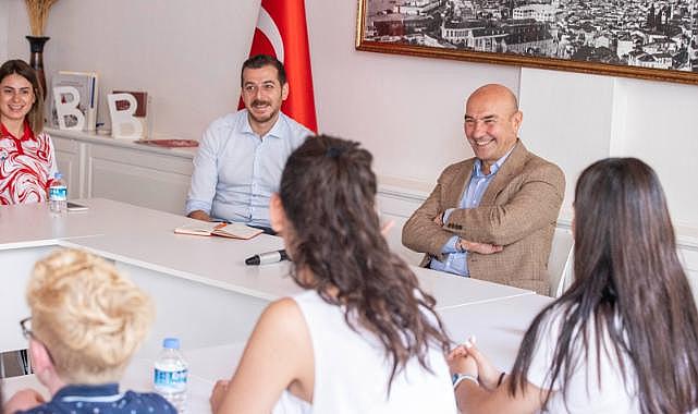 Görme engelli milli takım sporcuları Başkan Soyer’i ziyaret etti