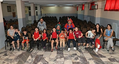 Hacivat İle Karagöz, özel izleyicileri için sahne aldı