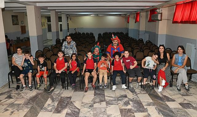 Hacivat İle Karagöz, özel izleyicileri için sahne aldı