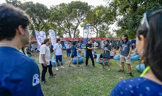 İzmir'de öğrenciler 5 TL'ye doyasıya eğleniyor