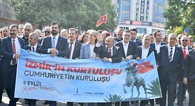 İzmirliler geleneksel Zafer Yürüyüşü'nde buluştu